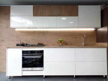 Cocina Integral en Poliuretano con Mesón Neolith Tono Madera